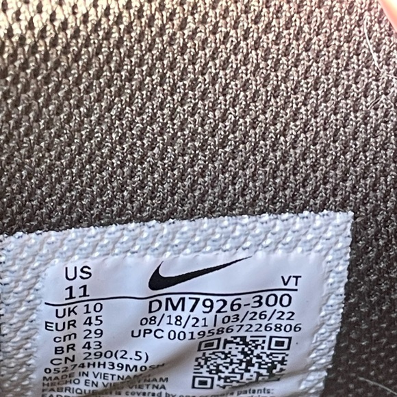 Billie Eillish Air Force 1 - Picture 5 of 5